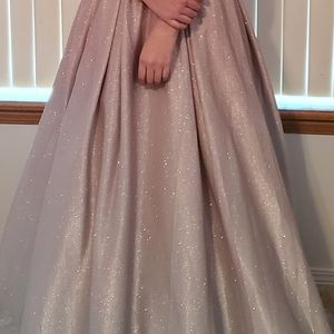 Gorgeous prom dress.